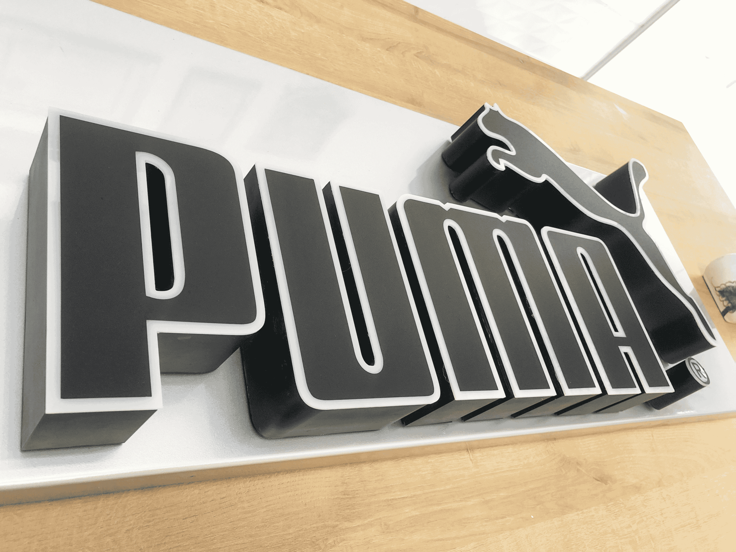 Những yếu tố ảnh hưởng đến độ bền của chữ PUMA ( Mica hút nổi có bền không )