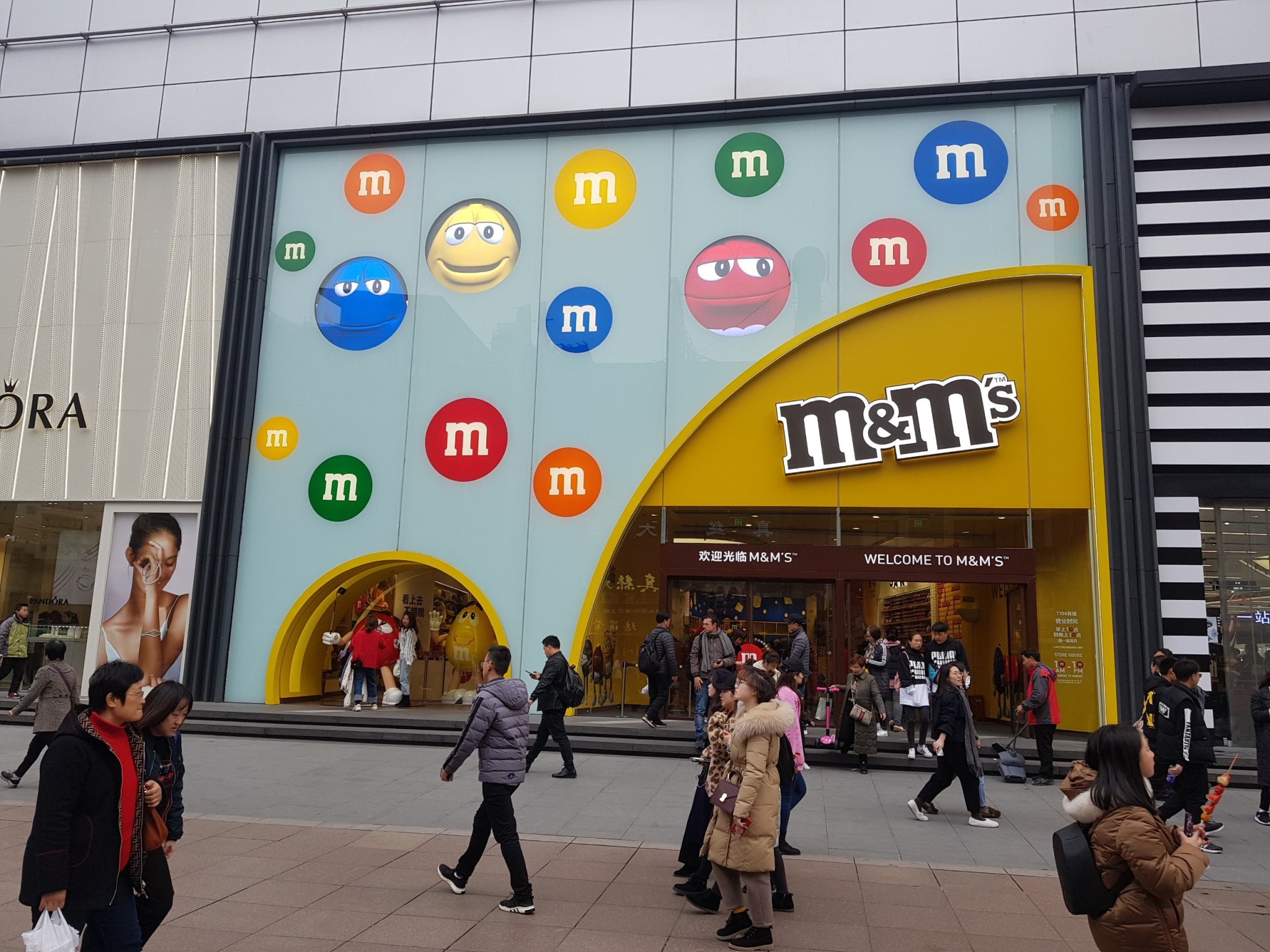 Mica hút nổi cho showroom M&M ( Cách chọn mica hút nổi ) 