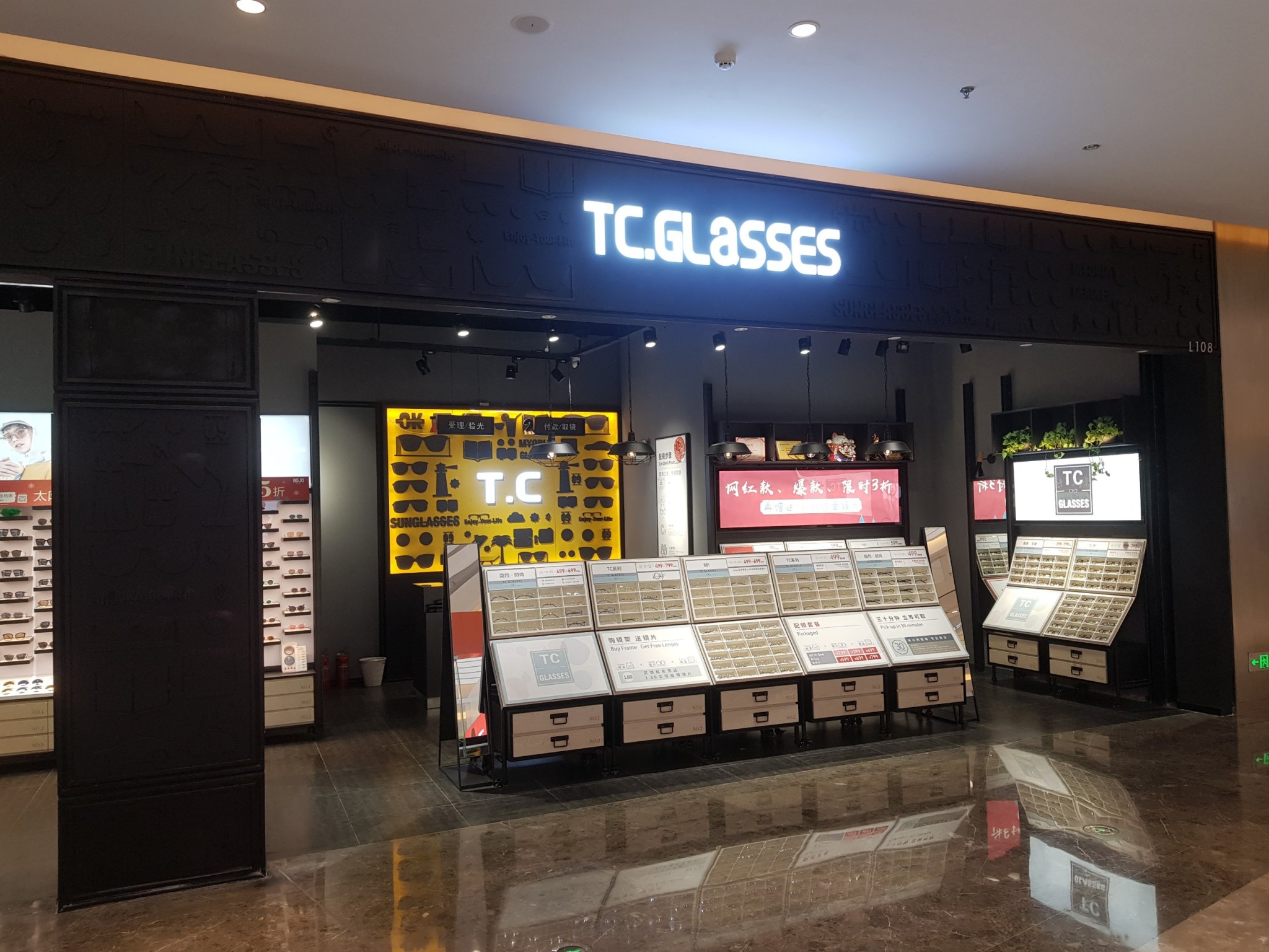 Mẫu mica hút nổi cho showroom TC GLASSES ( các mẫu mica hút nổi đẹp ) 
