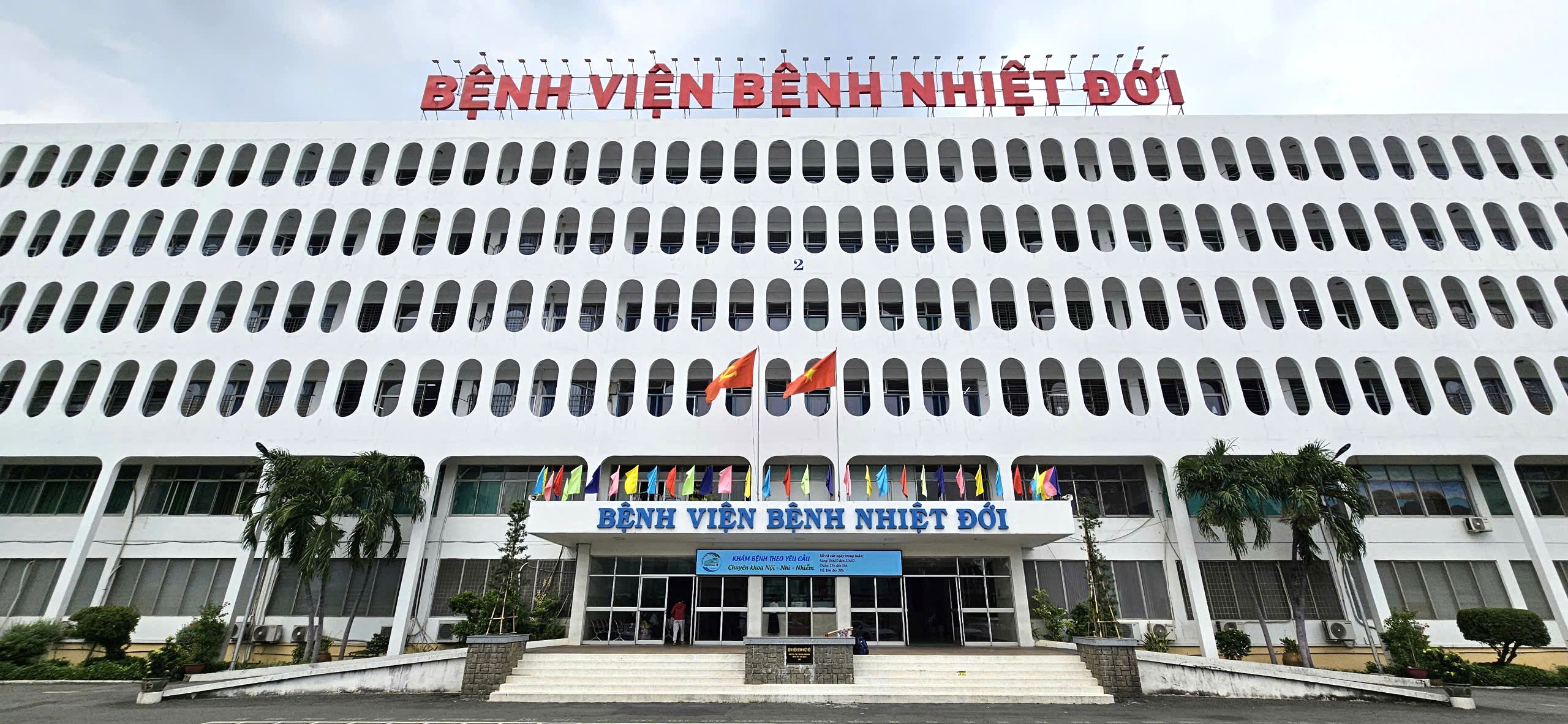 ảnh công trình hoàn thiện đẹp, rõ và đúng tinh thần thương hiệu bệnh viện nhiệt đới ( Đơn vị làm mica hút nổi uy tín )