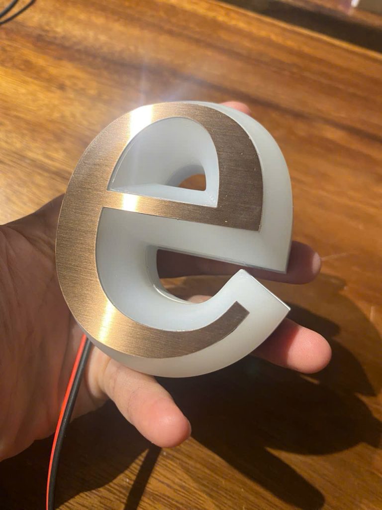 Gia công mica hút nổi